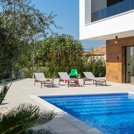 Old Olive V By Interhome וודניאן